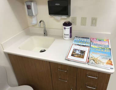 Klinikte bulunan tipik lavabo temizliği. Sadece yazı işleri için.