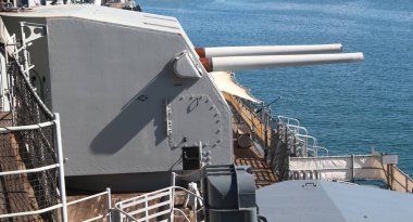 2. Dünya Savaşı ve Kore çatışmalarında ABD Donanması savaş gemilerinde kullanılan tipik 5 inçlik top teçhizatı.