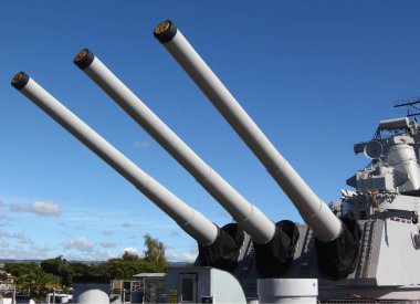 2. Dünya Savaşı ve Kore 'de Amerikan Donanması gemilerinde kullanılanlara benzer 3 adet 16 inçlik silah. Bunlar 2700 poundluk bir mermiyi 24 mil fırlatabilir..