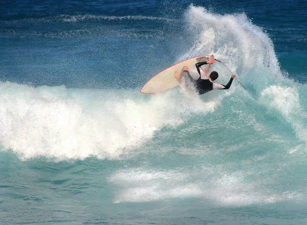Hombre Surfista Volteando Tabla Surf Izquierda Salto Onda — Foto de Stock