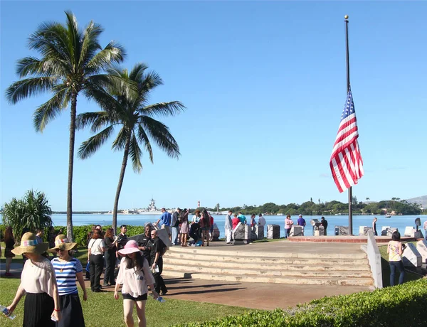 Turistler Pearl Harbor Günü Yarıya Indirilmiş Amerikan Bayrağıyla Kutluyorlar Japon — Stok fotoğraf