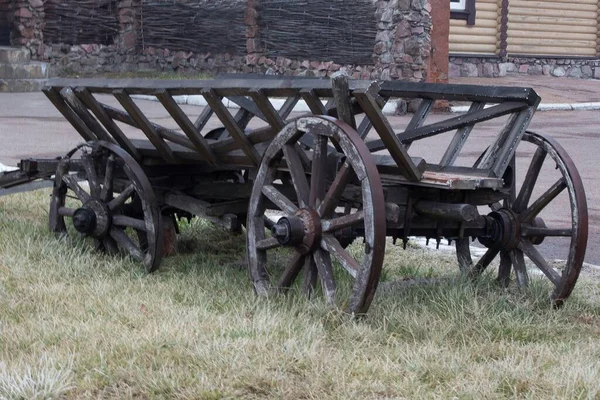 草坪上的老式木制马车 — 图库照片