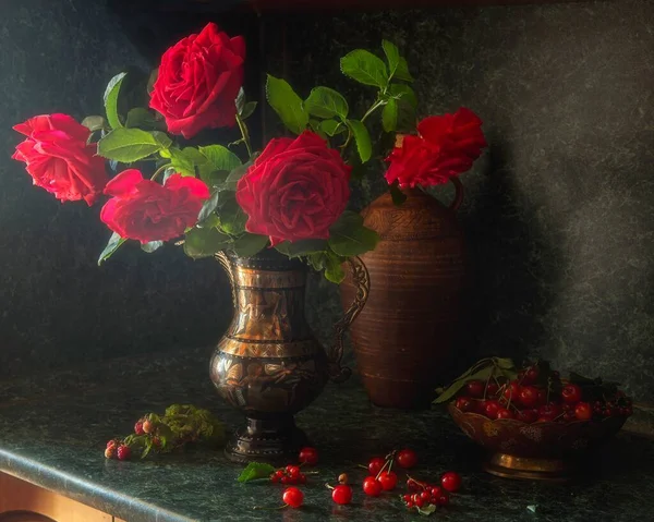 Natureza Morta Com Buquê Esplêndidas Rosas Vermelhas — Fotografia de Stock