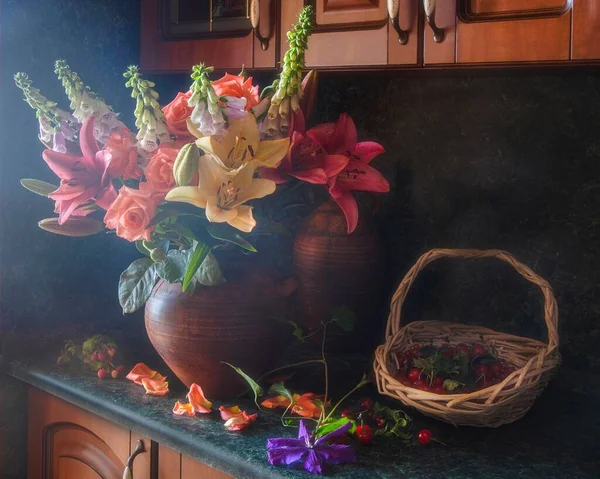 Натюрморт Чудовим Букетом Квітів Фруктів — стокове фото