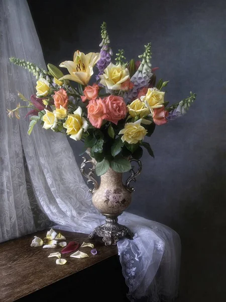 Νεκρή Φύση Υπέροχο Μπουκέτο Λουλούδια Κήπου — Φωτογραφία Αρχείου