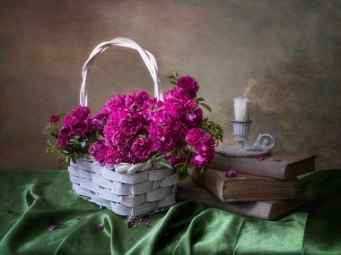 Bir sepet pembe gülle dolu bir hayat