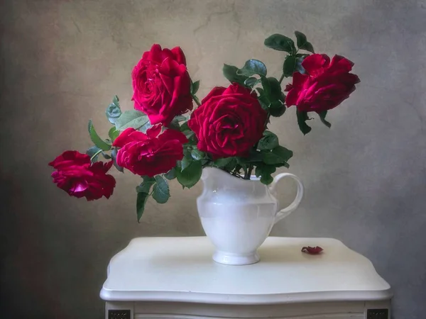 Nature Morte Avec Des Roses Rouges Dans Vase Blanc — Photo