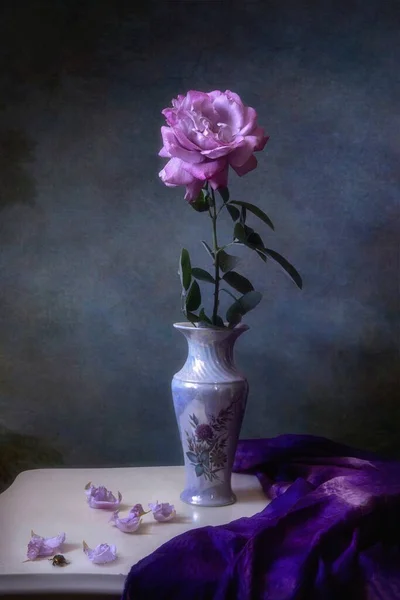 Natura Morta Con Delicate Rose Rosa — Foto Stock