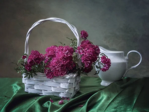Retro Csendélet Bokros Rózsákkal Fehér Porcelán Kancsóval — Stock Fotó