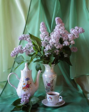 Bir demet leylakla ve masada kahveyle hayat