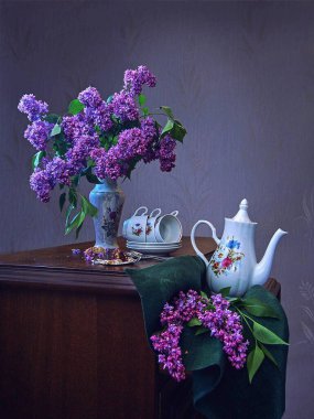 Leylak buketi ve çay takımlarıyla hayat