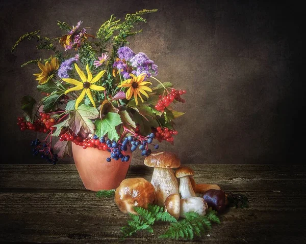Őszi Csendélet Virágokkal Gombákkal — Stock Fotó