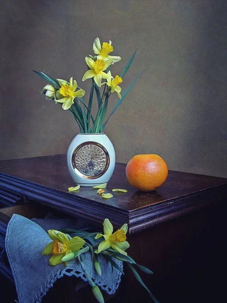 Натюрморт Букетом Нарциссов Апельсинов — стоковое фото