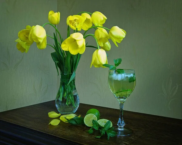 Nature Morte Avec Tulipes Jaunes Cocktail Mojito — Photo