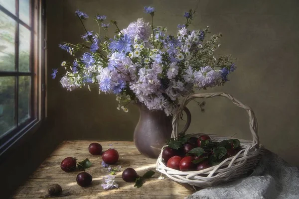 Stilleven Met Rode Pruimen Boeket Wilde Bloemen — Stockfoto