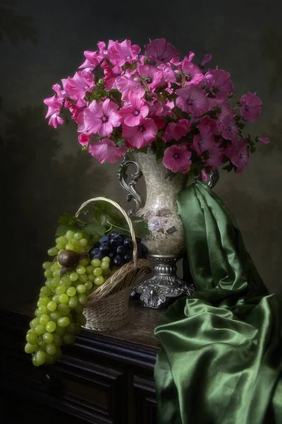 Stilleven Met Prachtig Boeket Van Roze Bloemen Druiven — Stockfoto