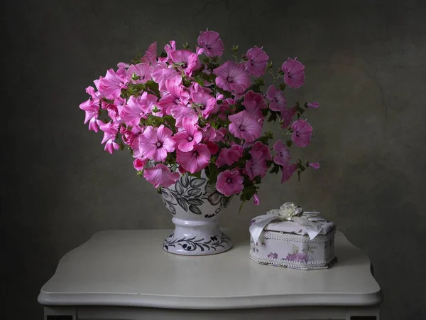 Stillleben Mit Prachtvollem Strauß Rosa Blumen — Stockfoto