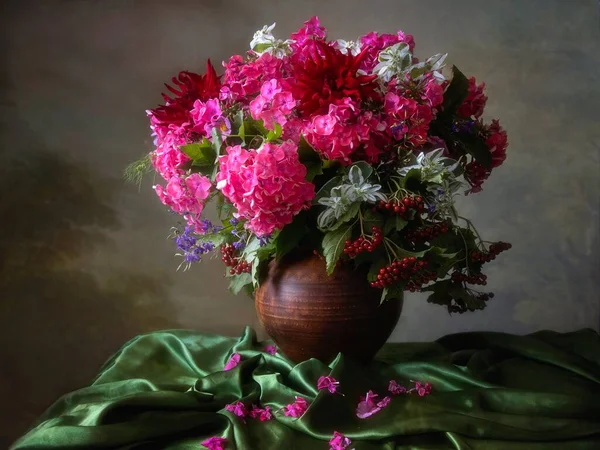 Натюрморт Великолепным Букетом Розовых Цветов — стоковое фото