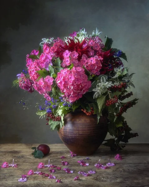 Natureza Morta Com Esplêndido Buquê Flores Rosa Viburnum — Fotografia de Stock