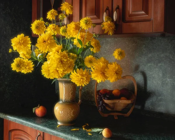 Bodegón Con Ramo Flores Frutas Amarillas — Foto de Stock