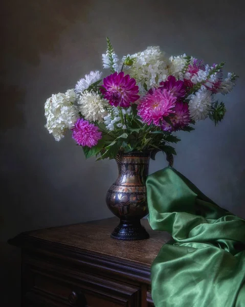 Natureza Morta Com Buquê Esplêndido Flores Vaso Cobre — Fotografia de Stock