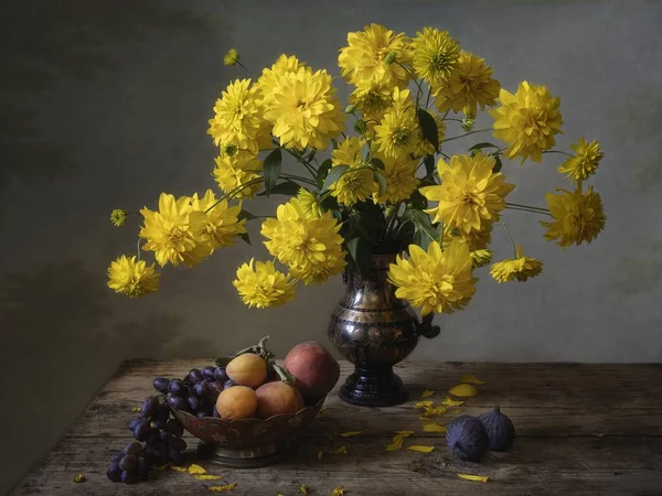 Natureza Morta Com Flores Frutos Amarelos — Fotografia de Stock