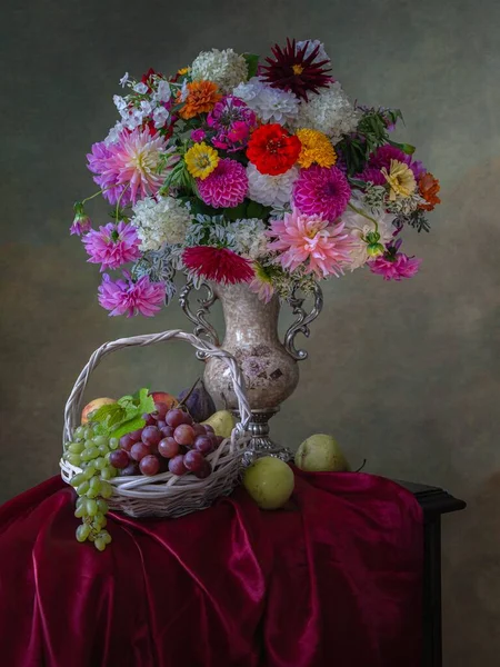 Natura Morta Con Splendido Bouquet Fiori Frutti — Foto Stock