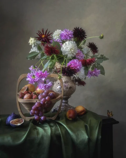 Natura Morta Con Dalia Bouquet Nel Vecchio Vaso Frutta — Foto Stock