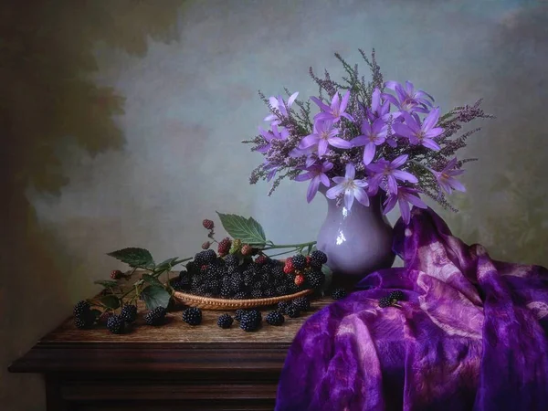 Natura Morta Con Bouquet Fiori Viola More — Foto Stock