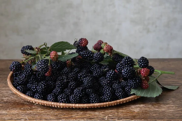 Wicker Tray Fresh Blackberries Closeup — Stock Photo, Image