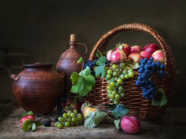 Nature Morte Avec Des Fruits Mûrs Des Pots Argile — Photo