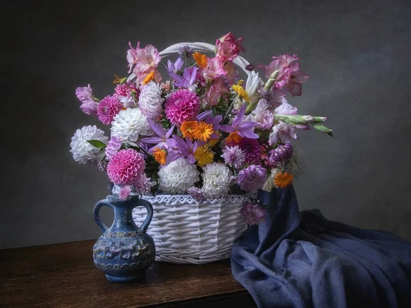 Csendélet Fényűző Virágcsokorral — Stock Fotó