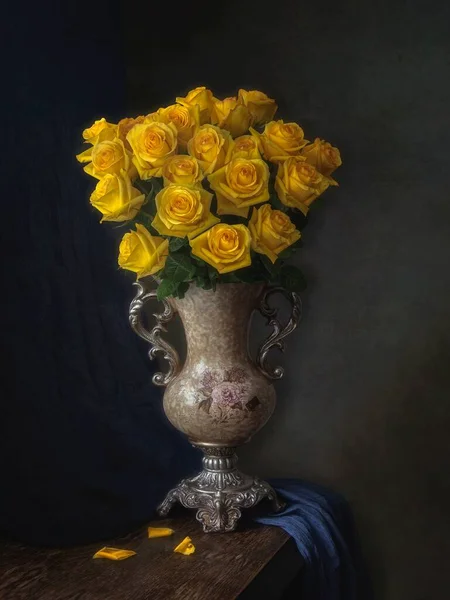 Νεκρή Φύση Μπουκέτο Κίτρινα Τριαντάφυλλα Στο Βάζο — Φωτογραφία Αρχείου