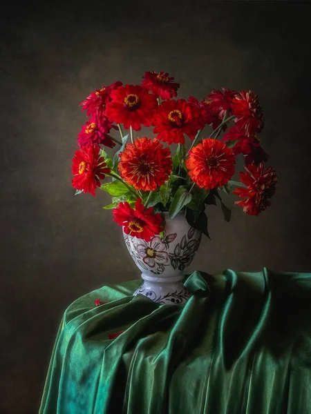 Натюрморт Букетом Красных Цветов — стоковое фото
