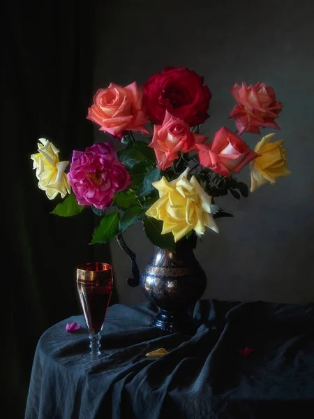 Natura Morta Con Bouquet Rose Bicchiere Vino — Foto Stock