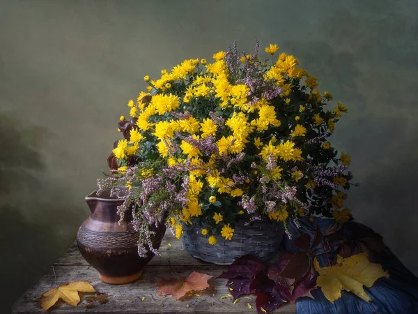Осенний Натюрморт Желтыми Хризантемами — стоковое фото