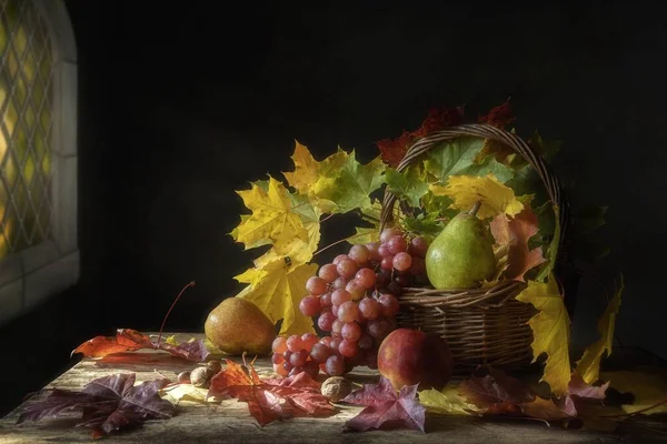 Herbststilleben Mit Ahornblättern Und Früchten — Stockfoto