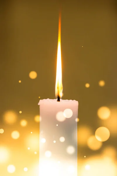 Bir ışık mum bokeh arka planda parlakça yanıyor.