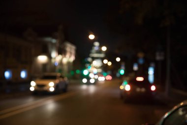 Doku gece şehrin karanlık bir arka plan ışık yangınların trafikten. Hareket bulanıklığı