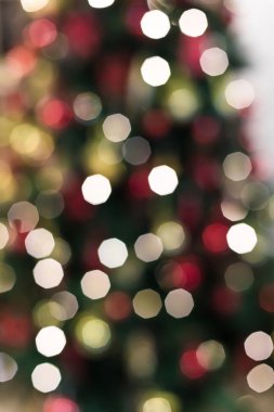 Yeni yıl gelen kıvılcımlar aydınlatma köknar ağacı üzerinde bir bokeh arka plan 