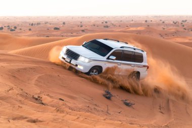 BAE, Fujairah 2017.19.11 Off-road cip SUV'lar günbatımı güneş Arap turuncu-kırmızı sands çölde safariye