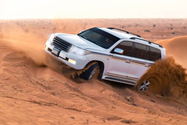 BAE, Fujairah 2017.19.11 Off-road cip SUV'lar günbatımı güneş Arap turuncu-kırmızı sands çölde safariye