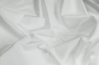 Bir ince şerit beyaz renkteki tek sesli kumaş ücretsiz kıvrımları ile bol dökümlü