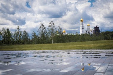 Zaryadye park hill Kilisesi Ivan büyük çan kulesi ve yansımaları görüntüleyin. Bir arka plan üzerinde thunderclouds ile bulutlu hava