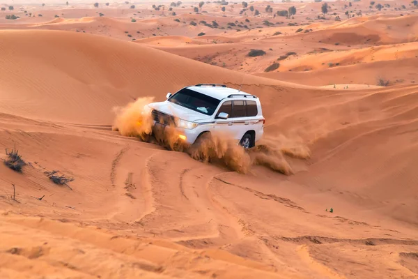 BAE, Fujairah 2017.19.11 Off-road cip SUV'lar günbatımı güneş Arap turuncu-kırmızı sands çölde safariye