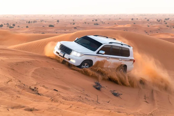BAE, Fujairah 2017.19.11 Off-road cip SUV'lar günbatımı güneş Arap turuncu-kırmızı sands çölde safariye