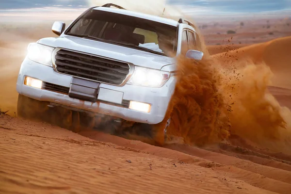 BAE, Fujairah 2017.19.11 Off-road cip SUV'lar günbatımı güneş Arap turuncu-kırmızı sands çölde safariye