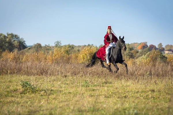 2018 Rusia Moscú Caucásico Chica Vestido Rojo Largo Nacional Sombrero — Foto de Stock