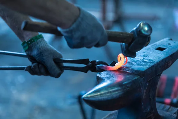 Ferreiro Por Trás Trabalho Mãos Nos Garras Ferreiro Que Mantém — Fotografia de Stock