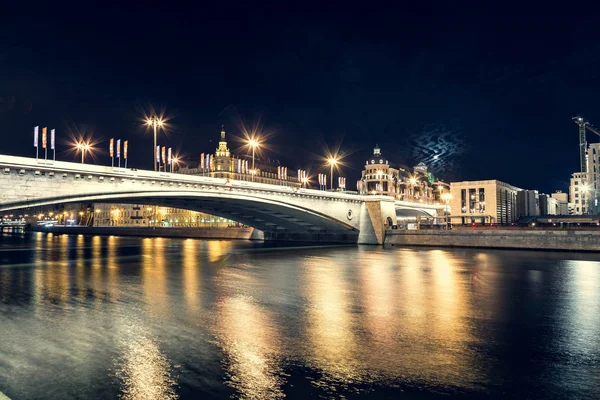 Vista Sofiyskaya Embankment Bolshoy Moskvoretsky Bridge Notte Riflessioni Nel Mosca — Foto Stock